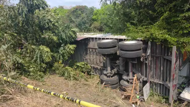 El camión terminó fuera del camino