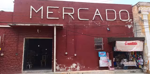 Comerciantes sostienen actividad del Mercado de San Francisco pese a precariedades