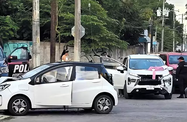 La afectada, quien quedó hecha un manojo de nervios, pudo tomar el control de la situación y aunque con retraso, llegó a su boda. 