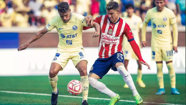 A pesar de que las Chivas comenzaron el partido con mayoría de titulares, las Águilas volvieron a derrotar a su clásico rival