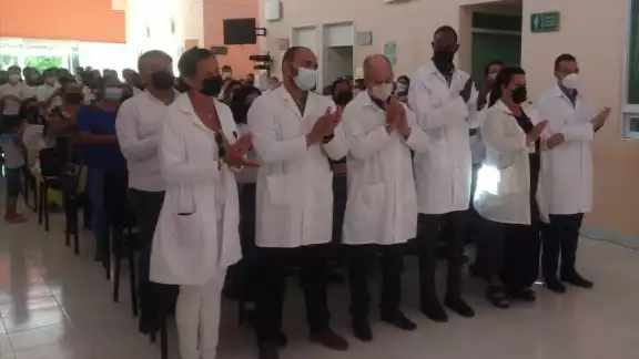Entre los seis médicos cubanos se encuentran especialistas, internistas y cirujanos Entre los seis médicos cubanos se encuentran especialistas, internistas y cirujanos