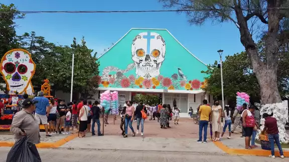 Se registró mayor afluencia de personas en el cementerio La Colonia de Ciudad del Carmen Se registró mayor afluencia de personas en el cementerio La Colonia de Ciudad del Carmen