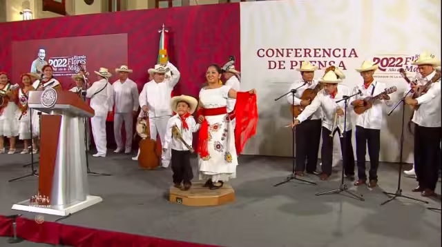 AMLO presentó al grupo “Veracruz me llena de orgullo”, que ofrece un show musical en el Salón Tesorería por el 10 de mayo.