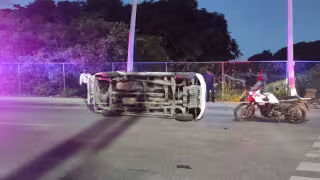 Volcadura de una camioneta generó tráfico en la avenida Kabah de Cancún