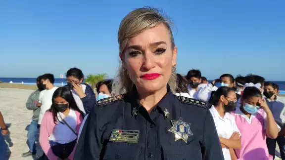 Intenta proteger la integridad de su familia, quien la acompaña a diversos sitios a los que acude, pero donde ha sido fotografiada por una pareja sin su consentimiento