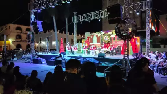 15 academias de danza locales participaron en el festival navideño en centro histórico de Campeche