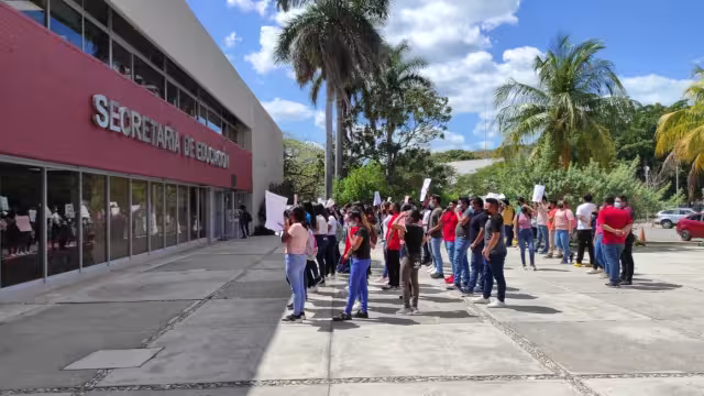 Alumnos de la normal de Hecelchakán