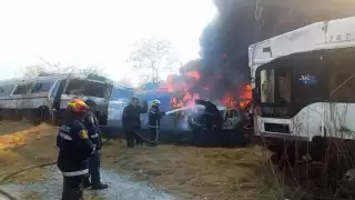 Incendio consume 46 vehículos en el corralón de Kanasín