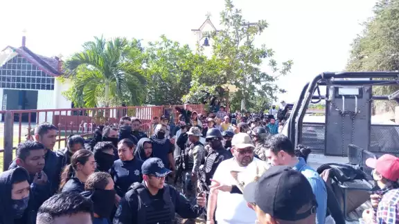 Cinco personas murieron en un enfrentamiento entre civiles y policías en Guerrero Cinco personas murieron en un enfrentamiento entre civiles y policías en Guerrero