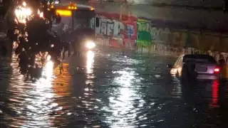 Diversas calles y avenidas se inundaron después de la fuerte tormenta