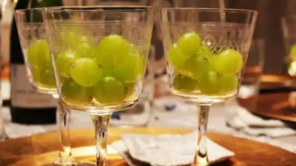 La tradición de comer 12 uvas surgió en España, pero con el tiempo se extendió por todo el mundo La tradición de comer 12 uvas surgió en España, pero con el tiempo se extendió por todo el mundo