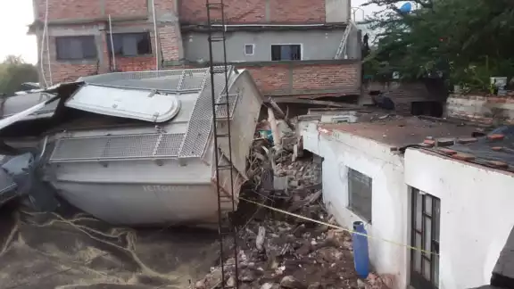 Quedaron afectadas cuatro viviendas donde impactó el tren con 108 vagones, de los cuales se volcaron 12 Quedaron afectadas cuatro viviendas donde impactó el tren con 108 vagones, de los cuales se volcaron 12