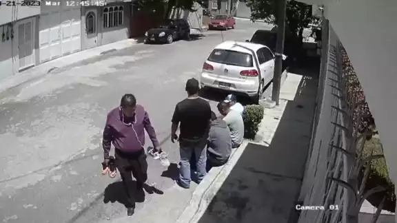 Asaltan a dos hombres en Toluca, Edomex y les quitan hasta los tenis Asaltan a dos hombres en Toluca, Edomex y les quitan hasta los tenis