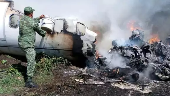 La Sedena informó que la aeronave se desplomó a las 9:45 horas de este domingo durante las maniobras de despegue, cerca del aeropuerto de Xalapa, Veracruz