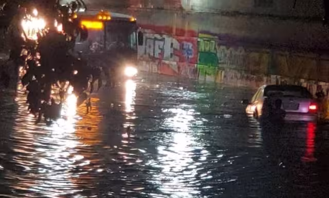 Diversas calles y avenidas se inundaron después de la fuerte tormenta