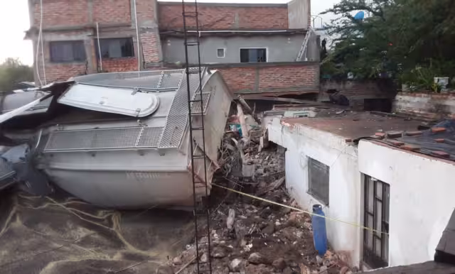Quedaron afectadas cuatro viviendas donde impactó el tren con 108 vagones, de los cuales se volcaron 12