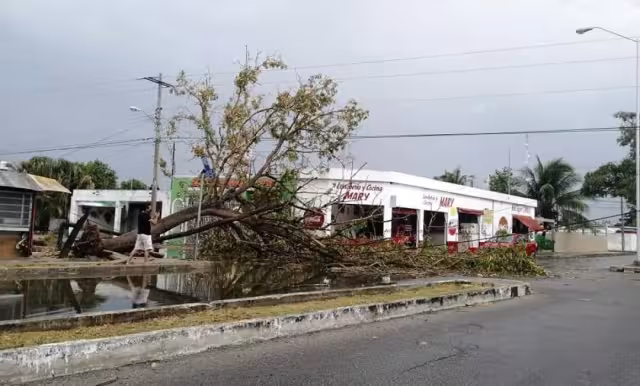 La fuerte lluvia ocasionó que la zona poniente de Mérida se quedara sin luz