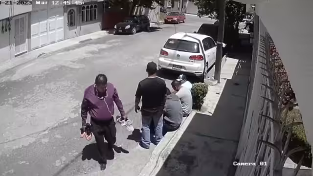 Asaltan a dos hombres en Toluca, Edomex y les quitan hasta los tenis