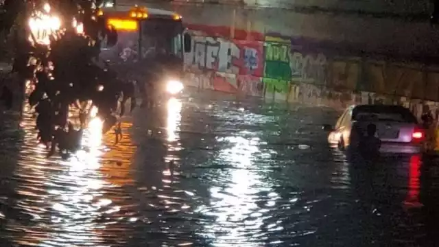 Diversas calles y avenidas se inundaron después de la fuerte tormenta