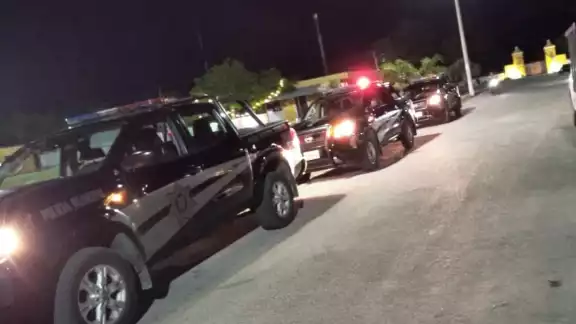 Agentes identifican en retén a comandante anterior en moto, sin casco protector y tampoco licencia Agentes identifican en retén a comandante anterior en moto, sin casco protector y tampoco licencia