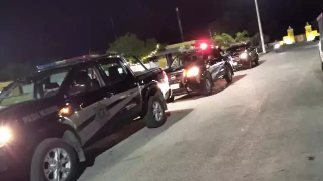 Agentes identifican en retén a comandante anterior en moto, sin casco protector y tampoco licencia