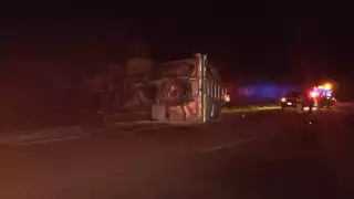 Pipa con diésel sufre volcadura en la carretera rumbo a Felipe Carrillo Puerto