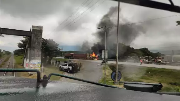 Así se entregaron los presuntos delincuentes a los elementos de la Marina en Orizaba: VIDEO Así se entregaron los presuntos delincuentes a los elementos de la Marina en Orizaba: VIDEO