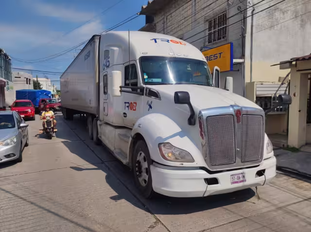 El conductor del tráiler tuvo que hacerse cargo por los daños causados