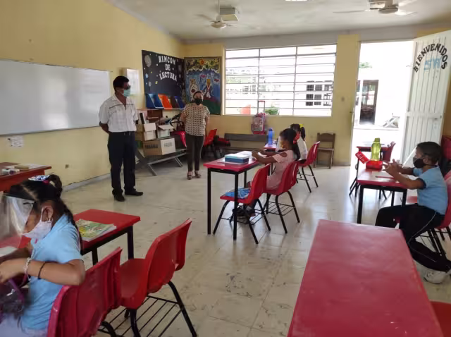También se realiza sanitizacion en las aulas escolares y mesabancos que utilizan los alumnos