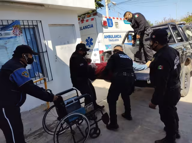 El hombre de aproximadamente 40 años fue trasladado a un hospital