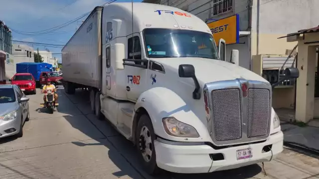 El conductor del tráiler tuvo que hacerse cargo por los daños causados