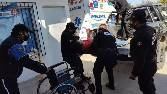 El hombre de aproximadamente 40 años fue trasladado a un hospital