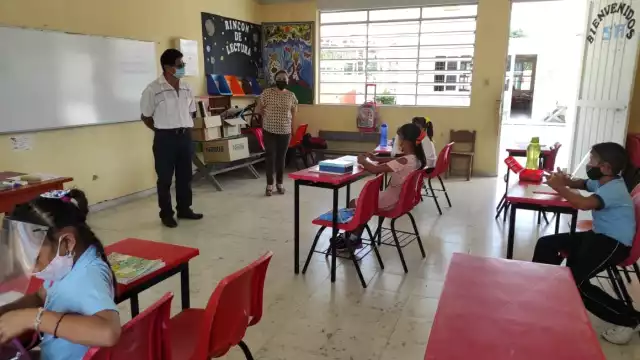 También se realiza sanitizacion en las aulas escolares y mesabancos que utilizan los alumnos