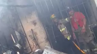 Pierden su casa en Día de Reyes: Incendio consume una vivienda en colonia México de Isla Mujeres