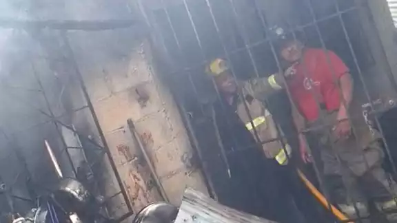 Bomberos de Isla Mujeres y Cancún llegaron a la escena logrando apagar las llamas Bomberos de Isla Mujeres y Cancún llegaron a la escena logrando apagar las llamas