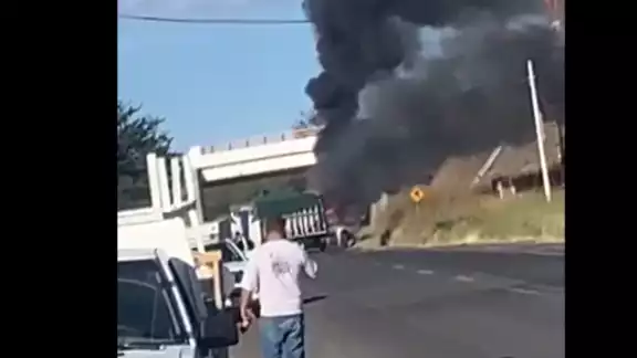 Camiones fueron incendiados esta tarde en Michoacán por sujetos armados