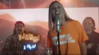 La influencer se aventó un palomazo con la banda de rock