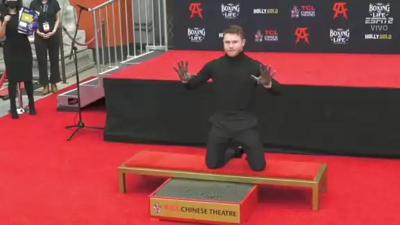 Saul el 'Canelo' Álvarez plasma sus huellas en Hollywood Saul el 'Canelo' Álvarez plasma sus huellas en Hollywood