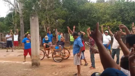 Los vecinos se reunieron y platicaron acerca de la demora de la Comuna tenabeña