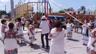 Para mostrar su devoción, marcharon y bailaron al ritmo de la charanga