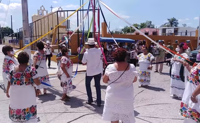 Para mostrar su devoción, marcharon y bailaron al ritmo de la charanga