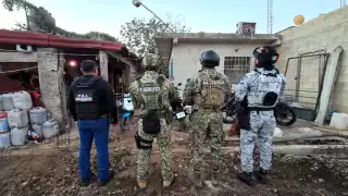 Aseguran en cinco cateos a dos sujetos, cartuchos, motos y presuntas drogas en Q. Roo
