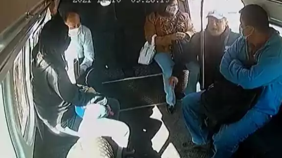 El chofer de la combi arrancó la unidad después de escuchar el amago de un hombre a los pasajeros, con lo que frustró el robo