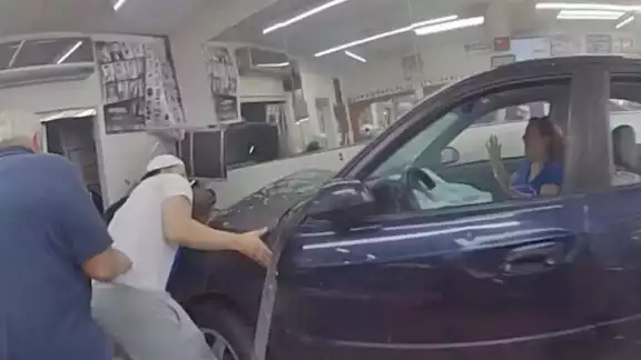 Rescatan a un bebé que quedó atrapado debajo de un coche después de ser atropellado Rescatan a un bebé que quedó atrapado debajo de un coche después de ser atropellado