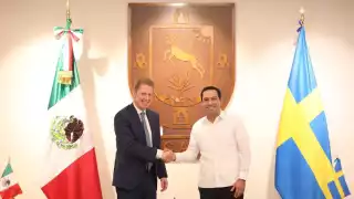 Mauricio Vila en reunión con el embajador de Suecia en México durante su visita a Yucatán