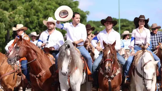 La cabalgata fue encabezada por el gobernador Mauricio Vila Dosal