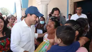 Mauricio Vila entrega apoyos a familias de Xocchel