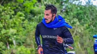 El maratonista, que encabeza el proyecto 'Superhuman', llegó a Cancún durante la tarde de este 25 de abril