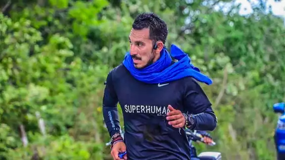 El maratonista, que encabeza el proyecto 'Superhuman', llegó a Cancún durante la tarde de este 25 de abril El maratonista, que encabeza el proyecto 'Superhuman', llegó a Cancún durante la tarde de este 25 de abril