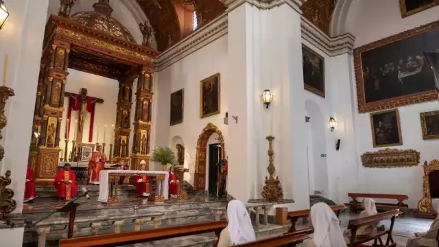 Durante el Jueves Santo rememora la Última Cena de Jesús con sus apóstoles.